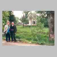 108-1012 Uderhoehe, 14. Juni 1996 - Von links Irmgard Kramer und Waltraud Schmitz vor dem Anwesen von Brunnenmacher Fritz Schwermer.jpg